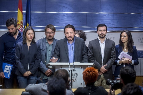 Podemos annonserade sitt kommande misstroendevotum i grupp i parlamentets pressal. Foto: Podemos