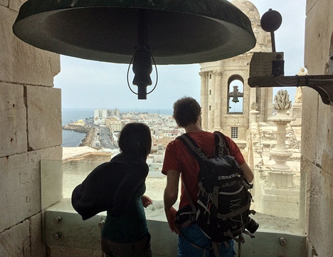 Turister beskådar gamla Cádiz stad från klocktornet i katedralen.
