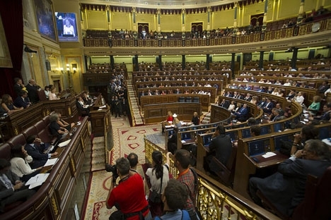 Efter tre oavgjorda omröstningar gick budgeten 4 maj vidare till nästa instans i parlamentet.