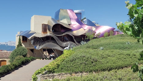 Marqués de Riscal tvingades i slutet på 80-talet byta ut alla sina ekfat, men har återuppstått med den äran. Ciudad del Vino invigdes 2006 och deras Marqués de Riscal Frank Gehry Selection har fått 100 poäng av 100 möjliga av Robert Parker. Foto: Gotanero/Wikimedia Commons