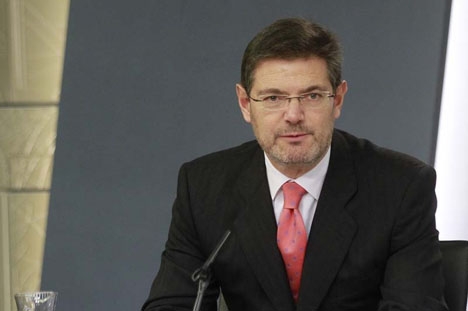 En bred majoritet av riksparlamentet kräver att Catalá avsätts, men Rajoy behåller sin justitieminister.