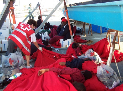 Frivilliga från spanska Röda korset är de första att hjälpa flyktingarna när de anländer till kusten. Foto: Cruz Roja Barbate