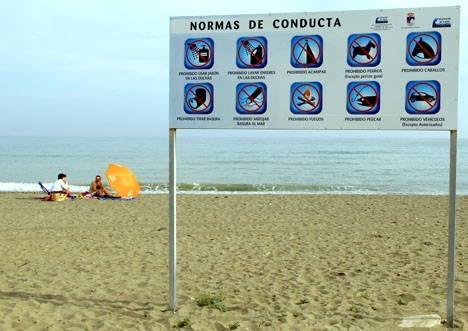 Det är en bra idé att ta del av strandnormerna på respektive plats. I Málaga är böterna för överträdelser på upp till 3 000 euro.