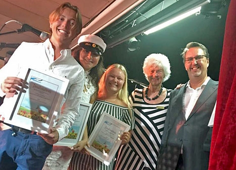 Vinnarna i uppsatstävlingen med Margareta Broman och Per Hvid-Hansen. Foto. SWEA Marbella