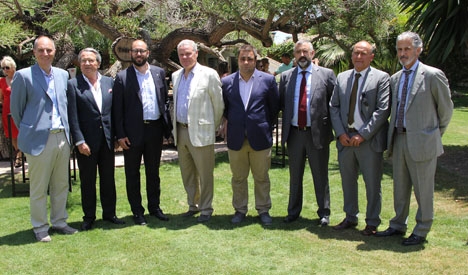 Några av deltagarna i midsommarlunchen på CasaClub Marbella var Sveriges ambassadör Lars-Hjalmar Wide, konsuln Pedro Megías, Marbellas företagsråd Manuel Morales, journalisten Tomás Ocaña Urwitz samt Svenska-Spanska Handelskammarens delegat på Costa del Sol Mats Björkman.