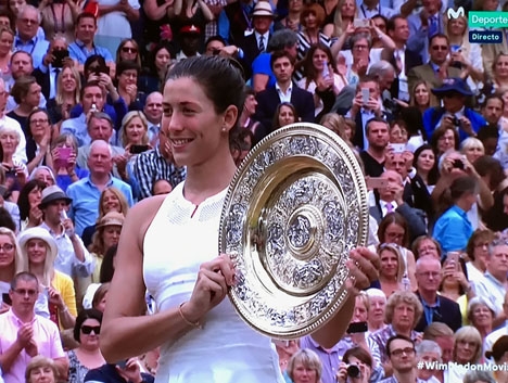 Garbiñe Muguruza upprepade 15 juli sin tränare Conchita Martínez bravad, genom att vinna Wimbledontiteln. Foto: Movistar +