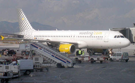 Vuelings flyg från Barcelona till Dakar blev försenat av passagerarnas protester mot en utvisning.
