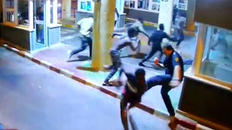 I videon syns tydligt hur en av gränsvakterna bryter benet när han försöker fälla en nordafrikan.