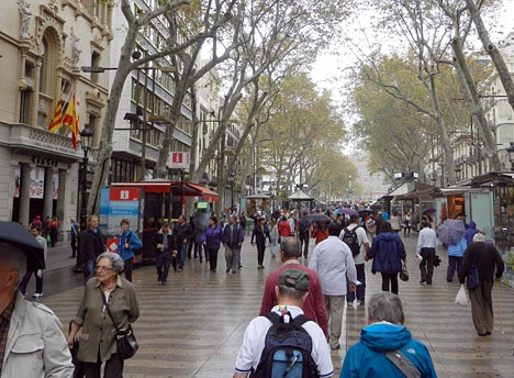 Påkörningen har inträffat längst upp vid promenadstråket Las Ramblas, nära Plaza de Catalunya.
