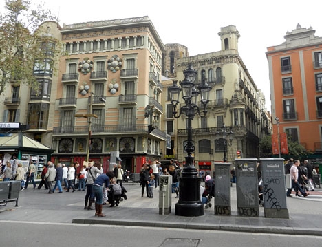 Polisen har evakuerat en stor del av centrala Barcelona.