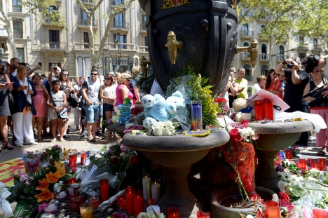 Spontant minnesmonument till offren i Barcelona. Foto: Podemos
