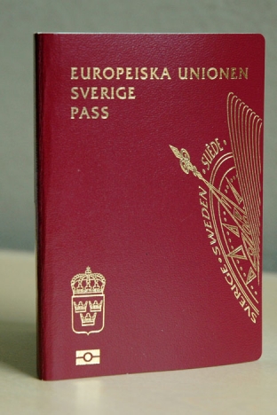 Den som önskar förnya sitt svenska pass i Spanien måste resa till ambassaden i Madrid och betala 150 euro.