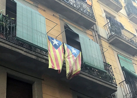 Katalanska självständighetsflaggor på en balkong i Barcelona.