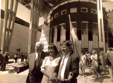 De två rollfigurerna i denna sanna men hittills hemliga historia. Hasse Alfredson till vänster och Pelle Johansson till höger, framför den svenska paviljongen vid världsutställningen i Sevilla 1992. Foto: Sydkustens arkiv