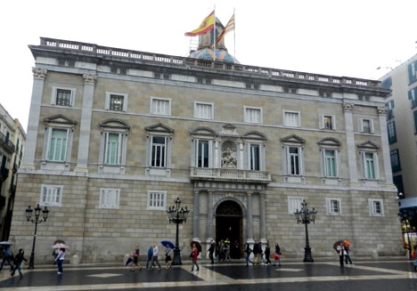 Den spanska flaggan vajar än så länge bredvid den katalanska över presidentpalatset i Barcelona.