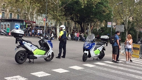 Den katalanska regionalpolisen väljer att inte konfrontera demonstranterna. Foto: Petra S.G