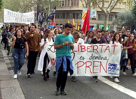 Det katalanska facket kallar till en total strejk i protest mot kravallpolisens agerande. Foto: Petra S.G