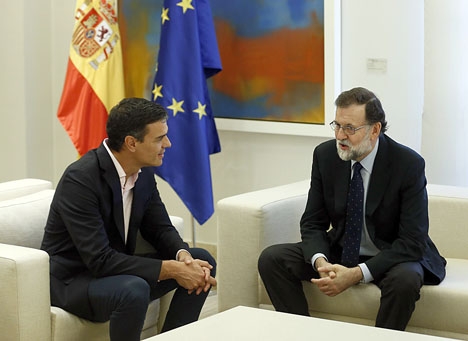 Oppositionsledaren Pedro Sánchez (t.v.) med regeringschefen Mariano Rajoy, dagen efter omröstningen i Katalonien.