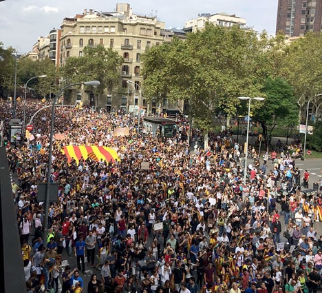 En majoritet av katalanerna uppges ha anslutit sig till generalstrejken 3 oktober och tiotusentals marscherade även på Barcelonas gator. Foto: Petra S.G