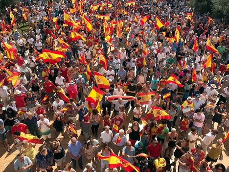 Hundratusentals människor demonstrerade i helgen runt hela Spanien för landets enighet Bilden är från Plaza de España i Fuengirola. Foto: Ayto de Fuengirola