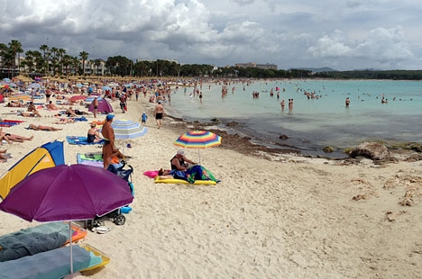 Turister på stranden i Sa Coma (Mallorca).
