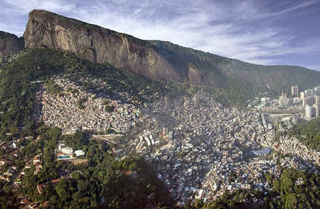 Kvinna sköts ihjäl under ett besök i Rocinha, i Río de Janeiro. Foto: Chensiyuan/Wikimedia Commons