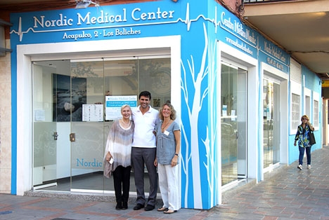 Hanna Raitio, hudläkare, Adolfo Jiménez, allmänmedicinsk specialist samt Eva Willenheimer, Leg sjukgymnast erbjuder vård på Nordic Medical Center. Foto: Peter Hook
