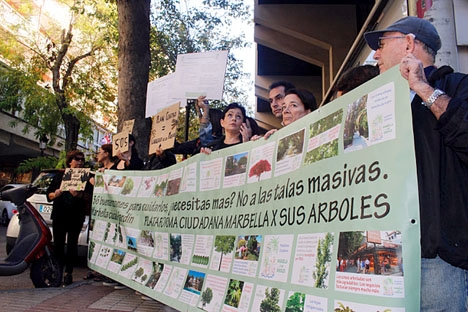 Demonstrationen i Marbella genomfördes efter att träden vid Alonso de Bazán avverkats. Foto: Marbella x sus Árboles