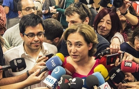 Borgmästaren i Barcelona Ada Colau stöder sig på partimedlemmarna för att bryta koalitionen med socialisterna.