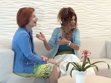 Karin Ehnbom-Palmquist (t.v.) under inspelningen av intervjun, med programledaren Nicole King