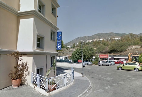 Hotellet ligger intill tågstationen i Torremuelle. Foto: Google Maps