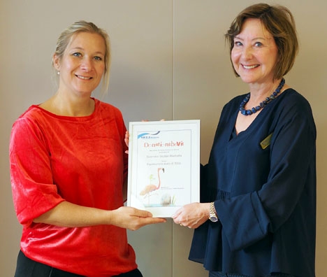 SWEA Marbellas ordförande Eva Roman (till höger) överräcker donationsbeviset till rektorn på Svenska skolan i Marbella Denise Jiménez Norrestad.