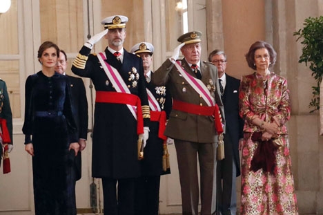 Felipe VI och Juan Carlos I med hustrur vid årets firande av den militära årstiden. Foto: Casa de S.M. el Rey