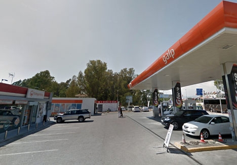 Rånaren övermannades vid bensinstationen Galp, nära Puerto Banús.