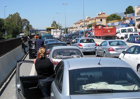 Ett flertal olyckor 22 januari orsakade stora trafikstockningar på kustvägen mellan Mijas och Estepona.
