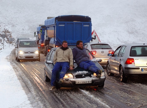 Dussintals vägar i norra och mellersta Spanien är avstängda och snöovädret väntas ej avta förrän på onsdag. ARKIVBILD