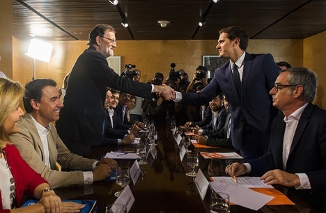 Regeringspakten mellan PP och Ciudadanos hänger på en skör tråd.