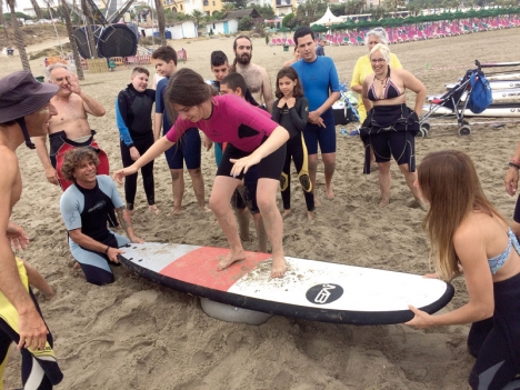 Surfskolan startade förra sommaren och har blivit så populär att barnen och ungdomarna fortsatt under hösten och vintern. De flesta har skaffat egna våtdräkkter och samlas varje helg vid stranden i Cabopino (Marbella).