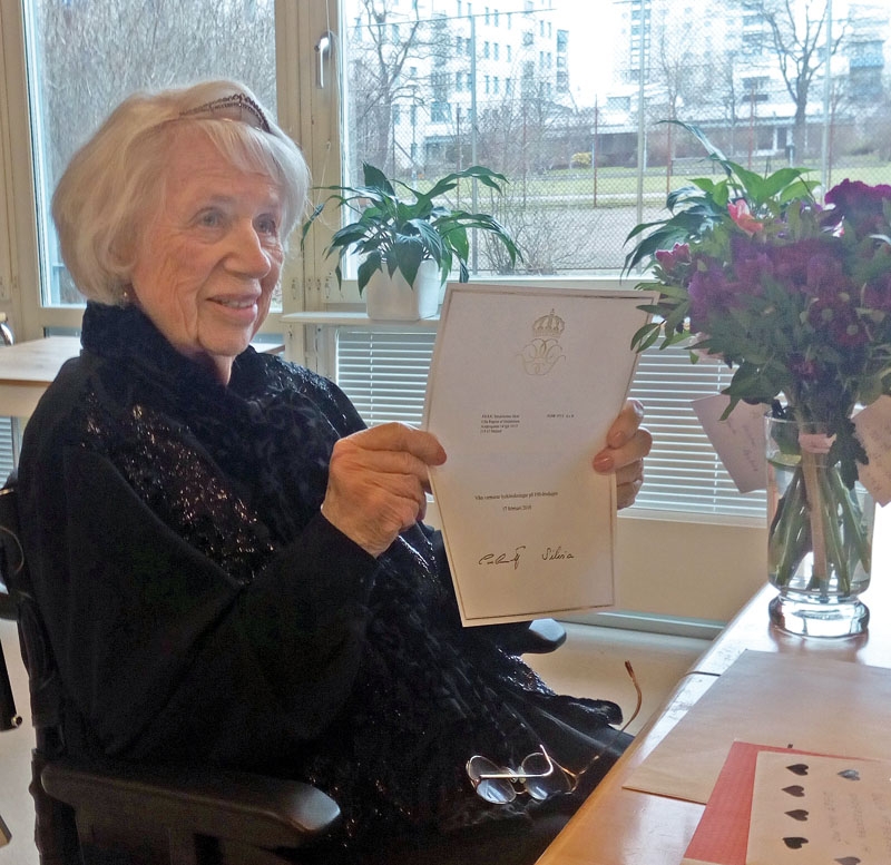 Ulla av Geijerstam med sitt gratulationsbrev från kungen. Foto: Björn af Geijerstam