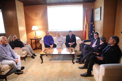 Regeringschefen Mariano Rajoy samlades med föräldrar till mördade barn- och ungdomar.