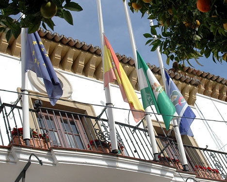 Flaggor på halv stång efter ett av ETA:s otaliga attentat. 