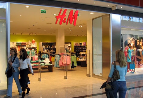 Anställda i H&M:s huvudlager har valt att strejka.