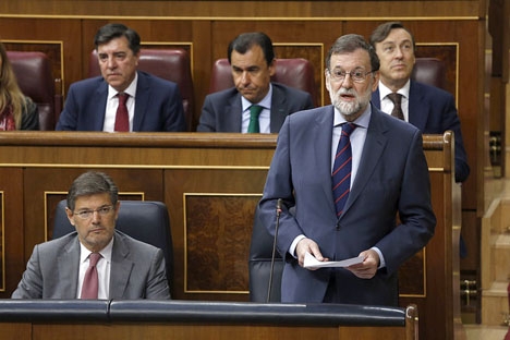 Regeringschefen Mariano Rajoy förlänger slutligen interventionen i Katalonien.