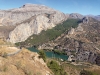 Vid vändplatsen ser vi byn El Chorro nere i dalen, Desfiladero de los Gaitanes till vänster och fjället Sierra de Huma till höger (utanför bild).