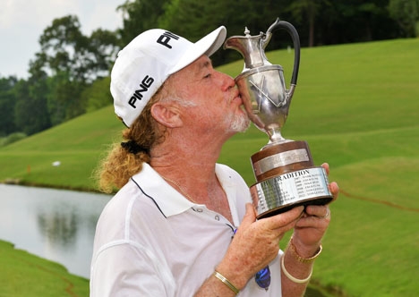 Miguel Ángel Jiménez med sin åtråvärda trofé. Foto: Drew Hallowell/Getty Images