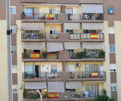 Spanska flaggor i ett våningshus.