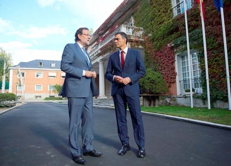 Socialistledaren Pedro Sánchez vill tvinga bort Rajoy och själv flytta in i presidentpalatset La Moncloa.