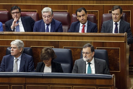 Långa ansikten i PP-leden under misstroendeförklaringen i parlamentet.