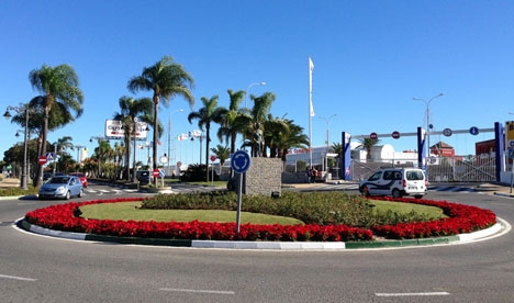 Efter en poliskontroll ska de två lokalpoliserna i Estepona ha dykt upp hos de tre ungdomar som de tidigare stoppat.