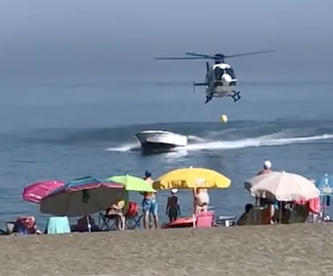 Motorbåten jagades upp på land av en helikopter från Policía Nacional. Foto: YouTube